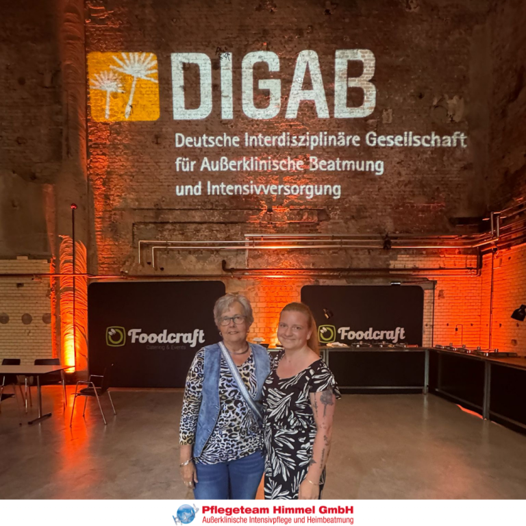 Gudrun von Glahn und Amy Klein vom Pflegeteam Himmel vor der DIGAB-Projektion beim Kongress 2026 in Erfurt