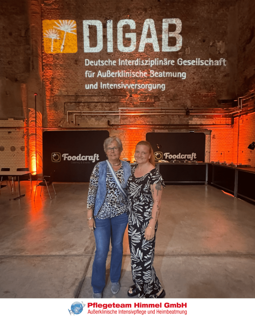 Gudrun von Glahn und Amy Klein vom Pflegeteam Himmel vor der DIGAB-Projektion beim Kongress 2026 in Erfurt