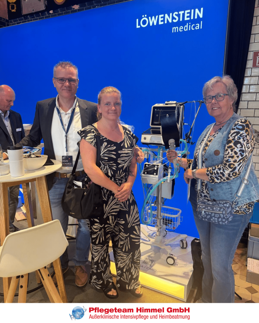 Amy Klein und Gudrun von Glahn am Stand von Löwenstein Medical mit dem CARO Hustenassistenten auf der DIGAB 2026